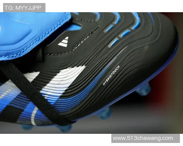 足球鞋科技革新历程:从经典设计到现代高性能球员专属装备 足球鞋科技革新历程:从经典设计到现代高性能球员专属装备